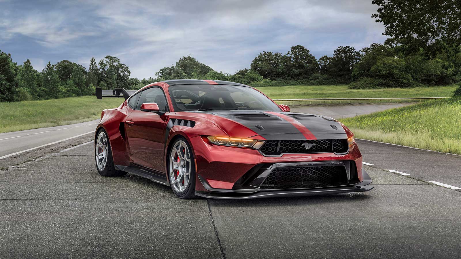 フォード マスタング GTD: 驚異的な事実と最もクレイジーなオプション